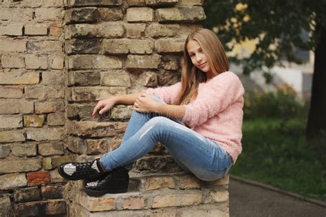 belle jeune fille posant sur la rue photo stock image du cheveu longtemps 78306282