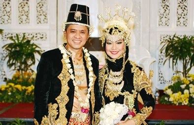 Calon pengantin disiram oleh pinisepuh, orang tua pengantin, dan beberapa wakil yang sudah ditunjuk sebelumnya. Ulasan tentang pakaian khas Jawa Barat yang dipakai warga Jabar