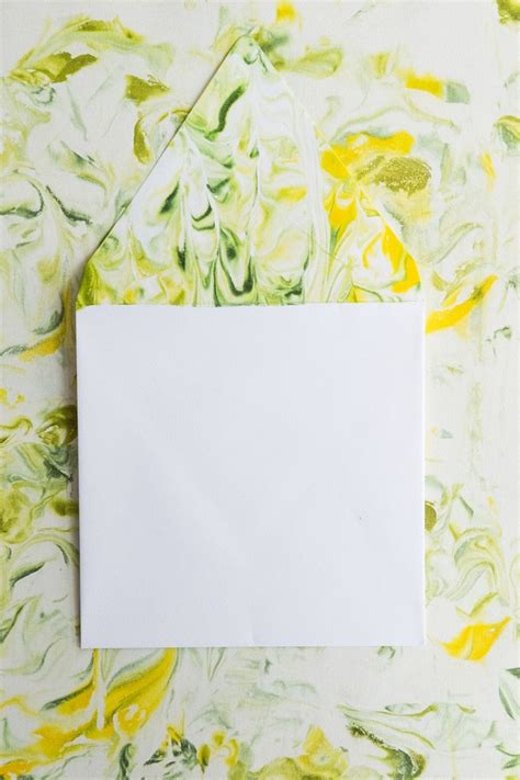 Den rasierschaum auf die plastikunterlage sprühen und glatt steichen, orientiert euch dabei an der größe des blattes, das ihr marmorieren. Papier marmorieren mit Rasierschaum (mit Bildern ...