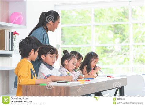 Unterrichtende Kinder Des Asiatischen Lehrers Im