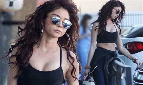 Sarah Hyland Shows Off Toned Tum While Grabbing Groceries Daily Mail