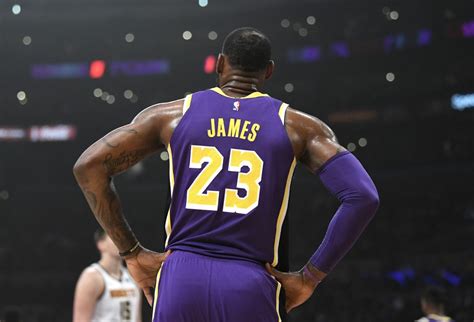 Lebron James Gives Jersey No 23 To Anthony Davis As He Returns To 6