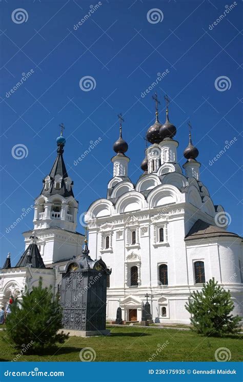 Den Ortodoxa Kyrkans Katedralbyggnad I Murom Fotografering F R