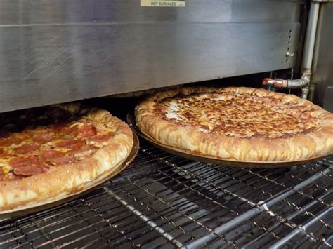 Best macaroni and cheese pizza in los angeles. Pizza Hut's Pretzel Crust With Bacon Macaroni and Cheese ...