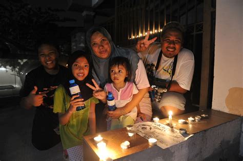 Kami geng food truck mula bertapak disini. Sime Darby leads Earth Hour in Bandar Bukit Raja