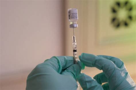 Mayores y de atención a grandes dependientes. La vacuna de Pfizer, sin efectos secundarios "nuevos" tras ...