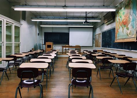 Aceștia vor susține la finalul ciclului liceal examenul maturității, adică examenul de bacalaureat 2021. Bacalaureat 2021. Subiecte, barem și rezolvare la limba și ...