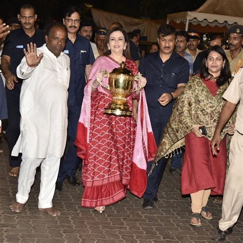 Mumbai Indians Lady Boss Nita Ambani Visits Siddhivinayak Temple With