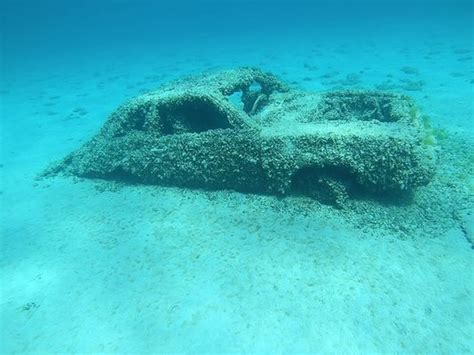 15 Vintage Cars That People Found Underwater