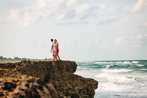 STUNNNG Blowing Rocks Preserve Engagement Session