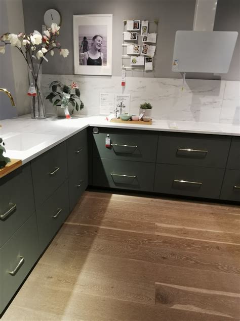 Vi kan hjelpe deg med alt fra oppmåling, tegning og montering til finansiering av kjøkkenet. Bodarp kjøkken fra IKEA