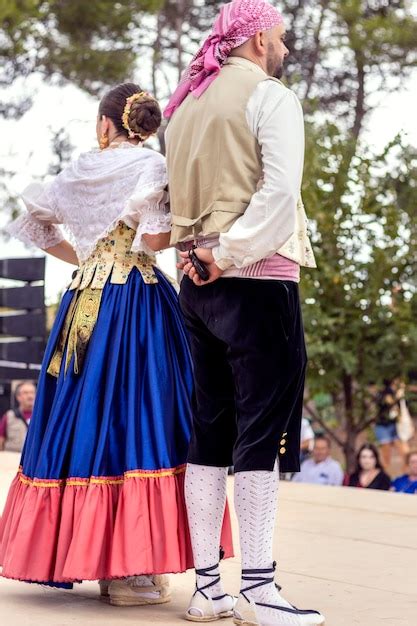casal espanhol vestindo trajes tradicionais em uma dança folclórica foto premium