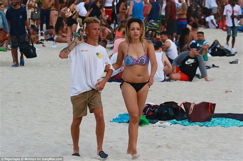 Miami Police Face Off With Spring Break College Students Daily Mail