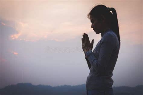 Woman Praying Prayers For Spiritual Faith A Prayer To Remember God