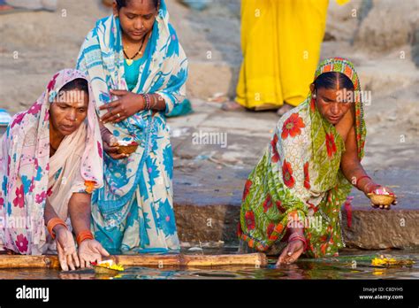Hindu Pilger Baden Und Halten Gebet Kerzen In Der Ganges Fluss Am Dashashwamedh Ghat In Der