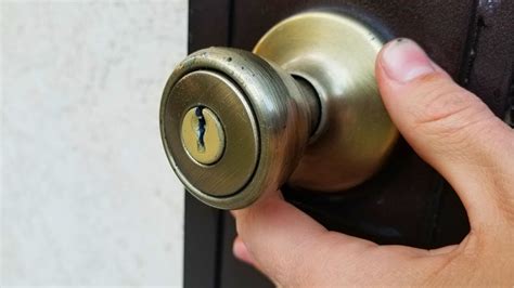 How To Replace A Keyed Door Knob In 5 Minutes Jonny Diy Youtube