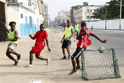 We did not find results for: Niños de liberia jugando al fútbol en la calle | MARCA.com