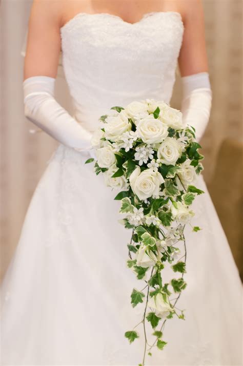 Cascading Bouquet Of White Roses And Ivy Bouquet Matrimonio Bouquet