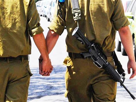 Idf Photo Of Gay Soldiers Goes Viral Business Insider