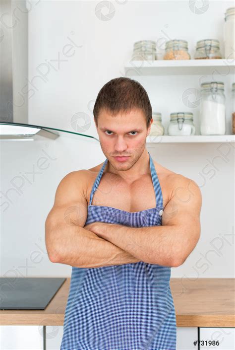 Mann Mit Schürze In Der Küche Foto Vorrätig Crushpixel