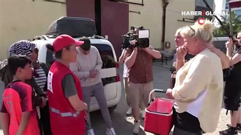 Depremzedelere yardım getiren Alman televizyon yıldızı Silvia Wollny