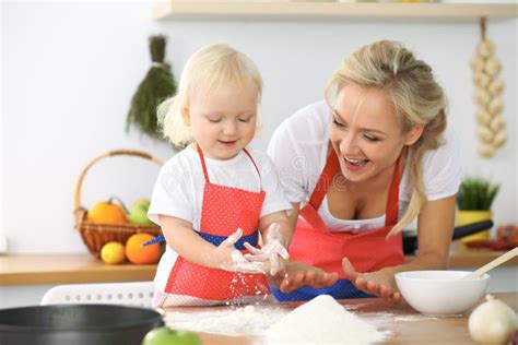 La Madre Y La Pequeña Hija Están Cocinando En La Cocina Pasando El