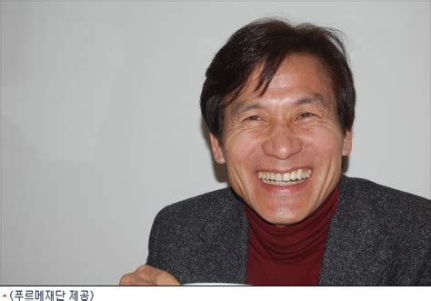 쫓고 쫓기는 상황 속에 몽룡에게 매번 휘둘리느라 미쳐버릴 것 같으면서도, 이상하게 제하의 마음 한 켠에 질척한 감정이 싹트기 시작하는데…? 포기하지 말아요! 캠페인 안성기, 바람불어 좋은 날 | 푸르메재단