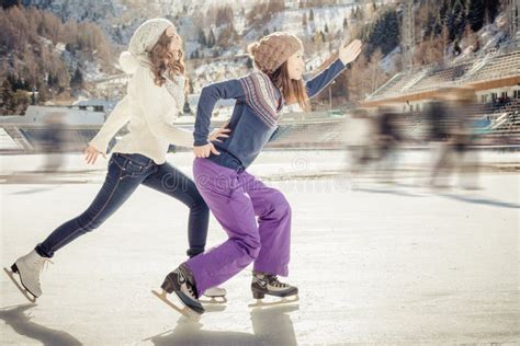 Agrupe A Patinagem No Gelo Engraçada Dos Adolescentes Exterior Na Pista