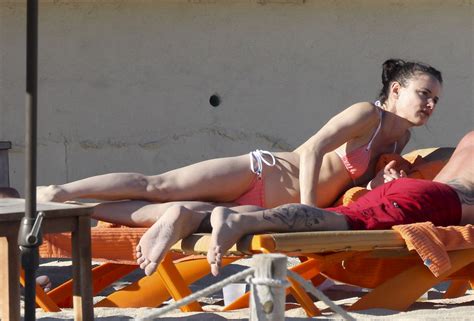 Juliette Lewis Bikini On The Beach In Los Cabos Gotceleb The