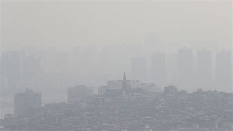 세계보건기구(who)에 따르면 실내공기가 실외공기보다 약 5배 더 높은 위험성을 가지며, 실내에서 방출되는 오염물질이 실외보다. 서울 초미세먼지, 농도도 심각…관측 두 번째로 세자릿수 수치 ...