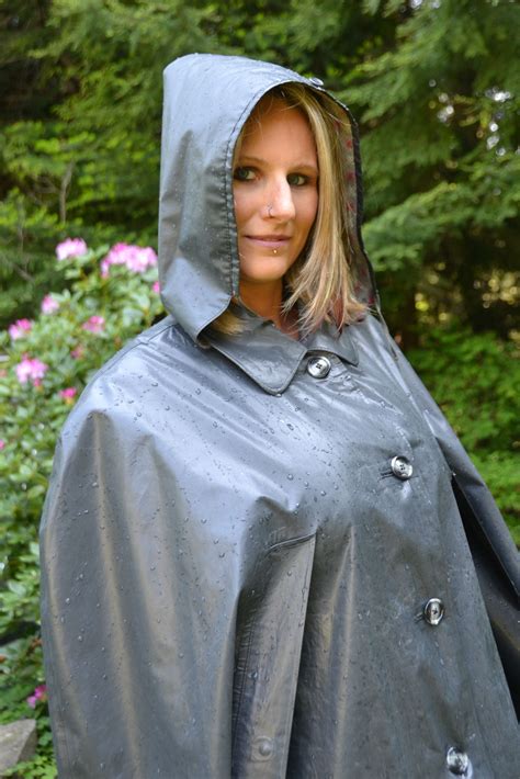 Well Protected In Her Klepper Rubber Cape Kleppermantel Roter