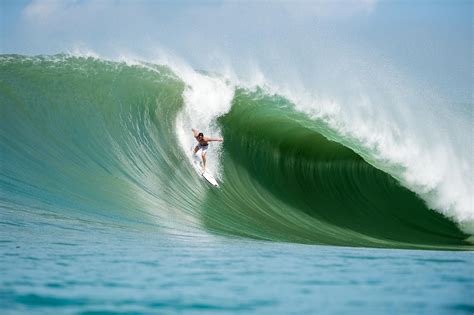 This surfing spot in nias island offers powerful, hollow and fast tubes. Surfing photos Nias Indonesia