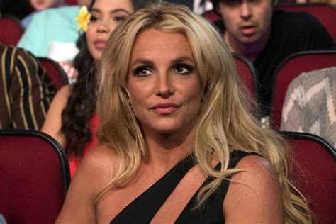 Britney Spears Se Fait Voler Son Haut De Maillot Sa Nouvelle Vid O Loufoque
