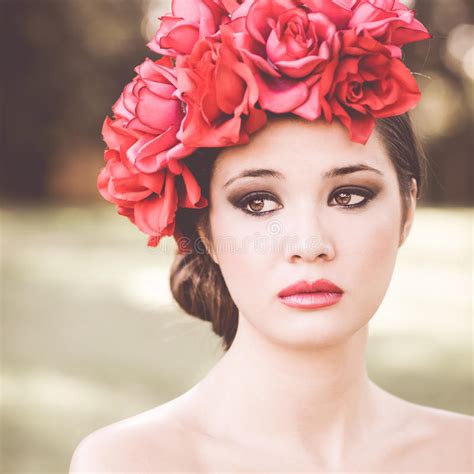 giovane bella donna giapponese con i fiori rosa e rossi fotografia stock immagine di rosso