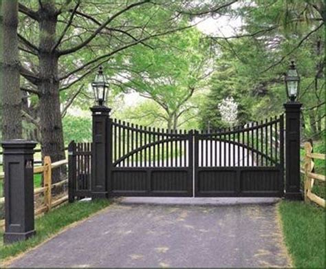 Classic Black Wrought Iron Entrance Gate Design With Street Lights
