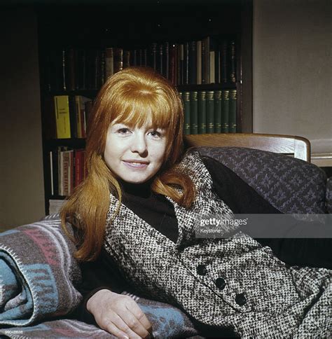 Jane Asher Actress Pictured At Home In 1964 Nachrichtenfoto Getty