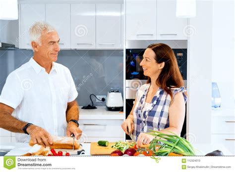 Vor kurzem habe ich auf einer party einen originellen salat auf dem tisch gesehen: Reife Paare, Die Zu Hause Kochen Stockbild - Bild von ...