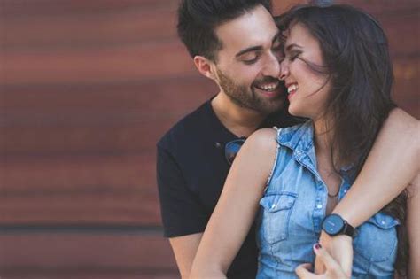 Lovearoundme 6 Ways To Hug A Guy Romantically