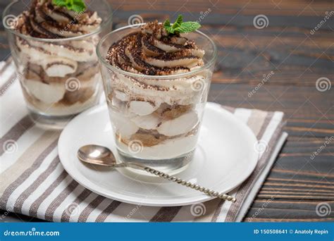 Postre Cl Sico Del Tiramisu En Un Vidrio En Fondo De Madera Imagen De