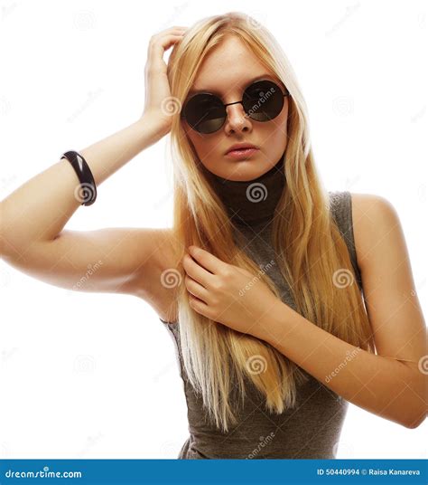 Mujer Rubia Joven Con Las Gafas De Sol Foto De Archivo Imagen De Gris