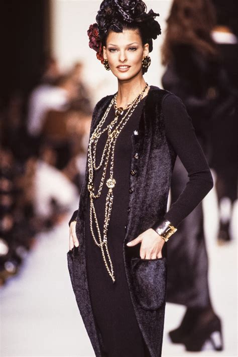 In Photos Linda Evangelistas Most Iconic Runway Moments Chanel