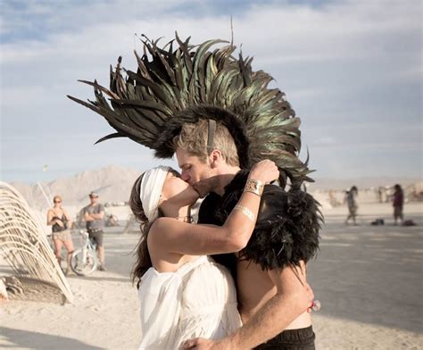 Anna En Phil Trouwen Op Hawaii Bij Burning Man En In Nog Vier Andere