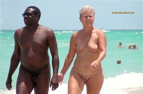 Des couples naturistes qui aiment passer leurs vacances à la plages nu