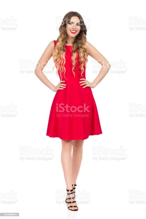 Schöne Junge Frau In Roten Minikleid Lächelnd Hält Hände An Hüfte