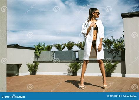 Nacktes Mädchen Auf Der Terrasse Stockfoto Bild 49705294