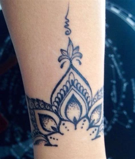 You can pick a colorful hibiscus or cherry blossom. Épinglé sur Tattoos