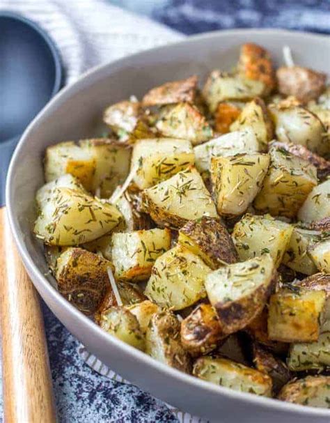 Herb Roasted Potatoes {a Flavorful Dinnertime Side Dish}