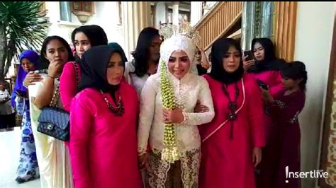 Fadel islami membagikan foto saat dirinya memberikan kue ulang tahun untuk sang istri di instagram. Muzdalifah-Fadel Islami Resmi Jadi Suami Istri