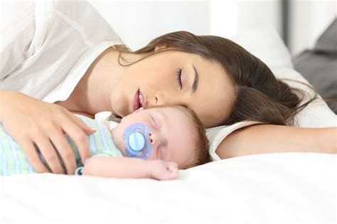 Cansada La Madre Dormir Con Su Bebé Foto De Stock Y Más Banco De