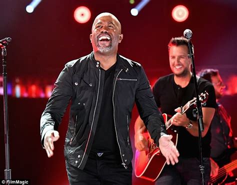 Darius Rucker Hilariously Copies Queen Elizabeths Lime Green Outfit At